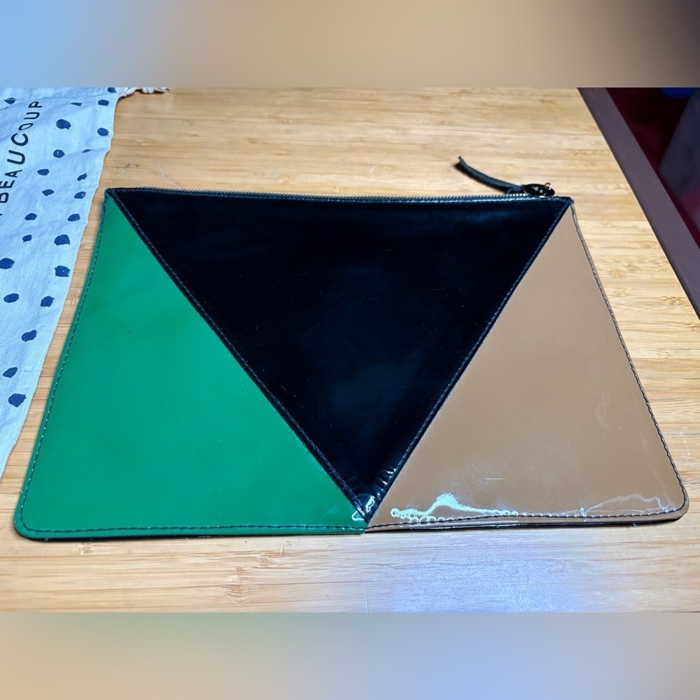 GUC Clare V.-Patent Geometric Flat Clutch.